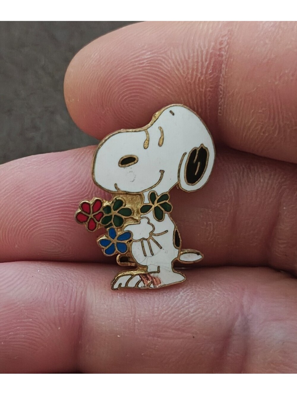 1970s Peanuts Snoopy Holding Bouquet of Flowers Cloisonné Gold Tone Enamel Pin